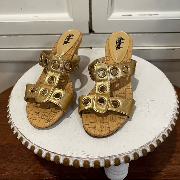 Cinderella of Boston Gold Grommeted Cork Wedge Heels.  Size 3. - Picture 1 of 9